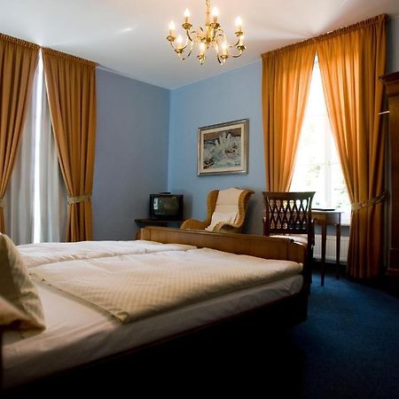 Hotel Restaurant Villa Fayence Wallerfangen エクステリア 写真